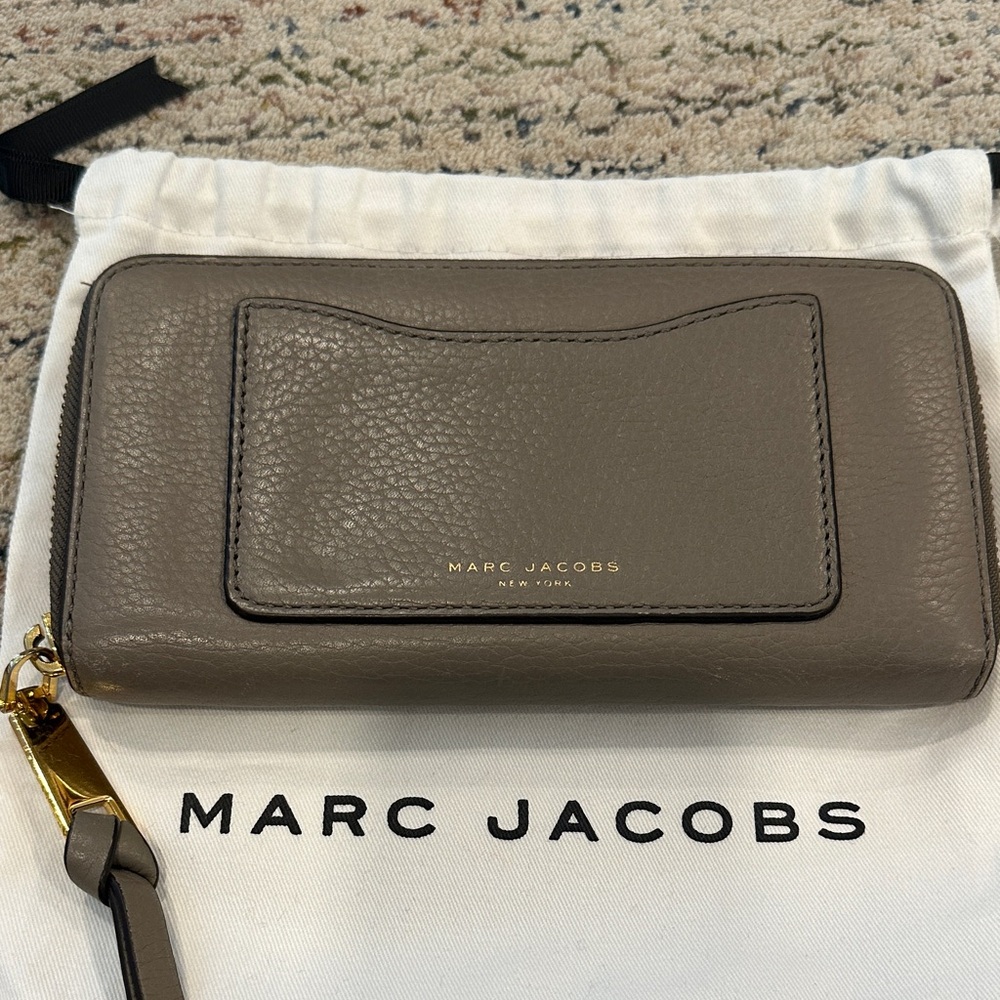 Marc Jacobs Gray Leather Wallet with Gold Accent - Picture 2 of 6